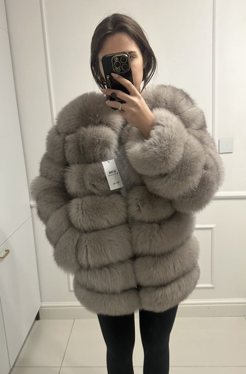 585