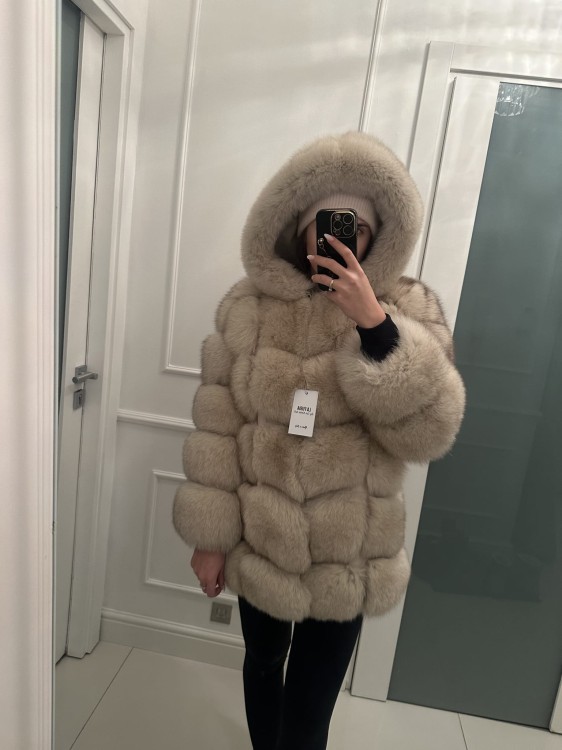596